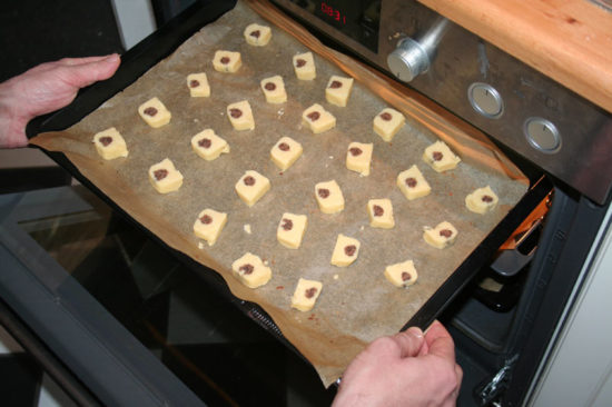 Marzipan-Shortbread ab in den Ofen