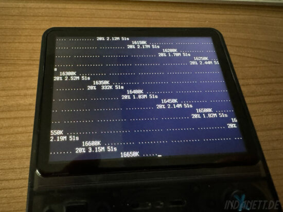 Updatevorgang ArkOS auf dem R36S. Es werden viele verschiedene Textzeilen mit Infos angezeigt.