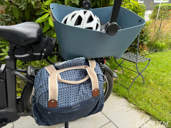 Die Basil-Fahrradtasche seitlich am Rad, auf dem Gepäckträger befindet sich ein Hundekorb