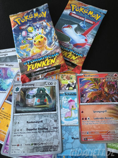 Zwei Pokémon-Booster und diverse Einzelkarten