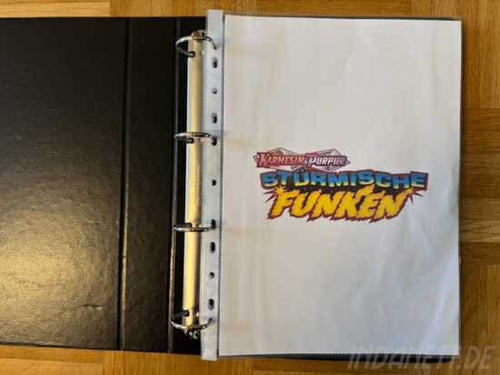 Ein aufgeschlagener Ordner, man sieht ein Deckblatt mit dem Logo von "Stürmische Funken".