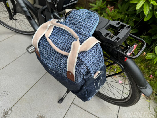 Basil Fahrradtasche von schräg hinten am Rad