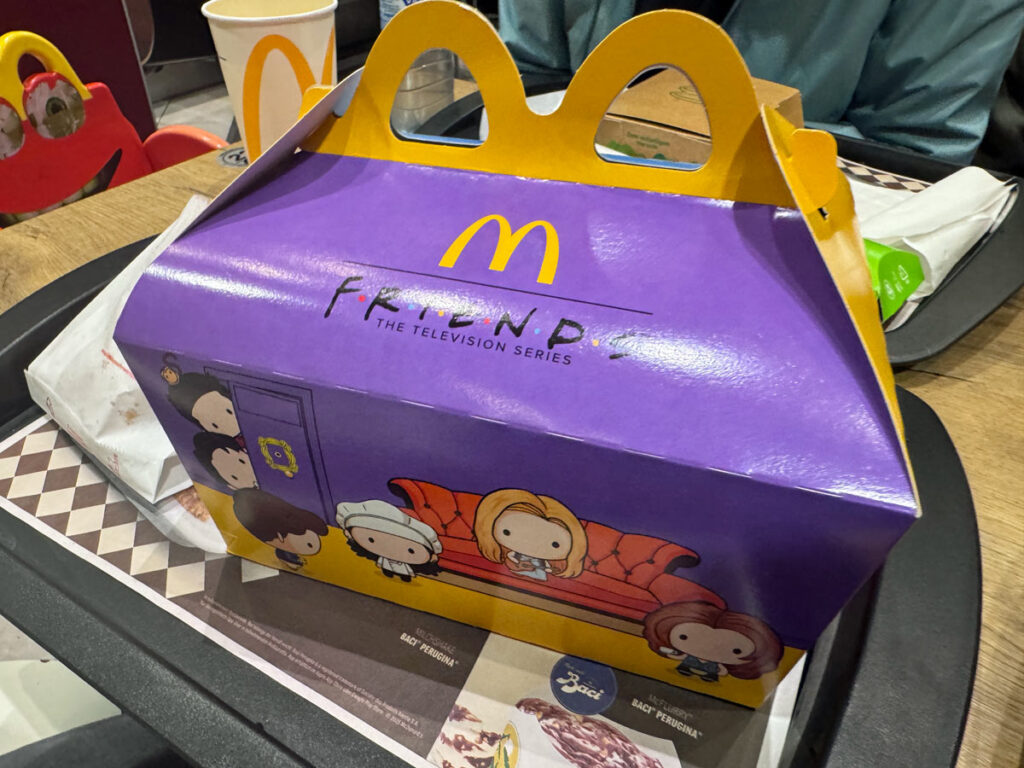 Die FRIENDS-Box auf einem Tablett bei McDonald's