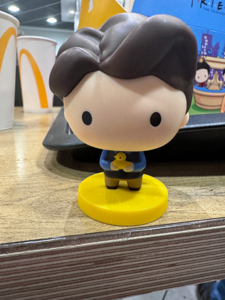 FRIENDS-Sammelfigur Chandler auf einem Tisch