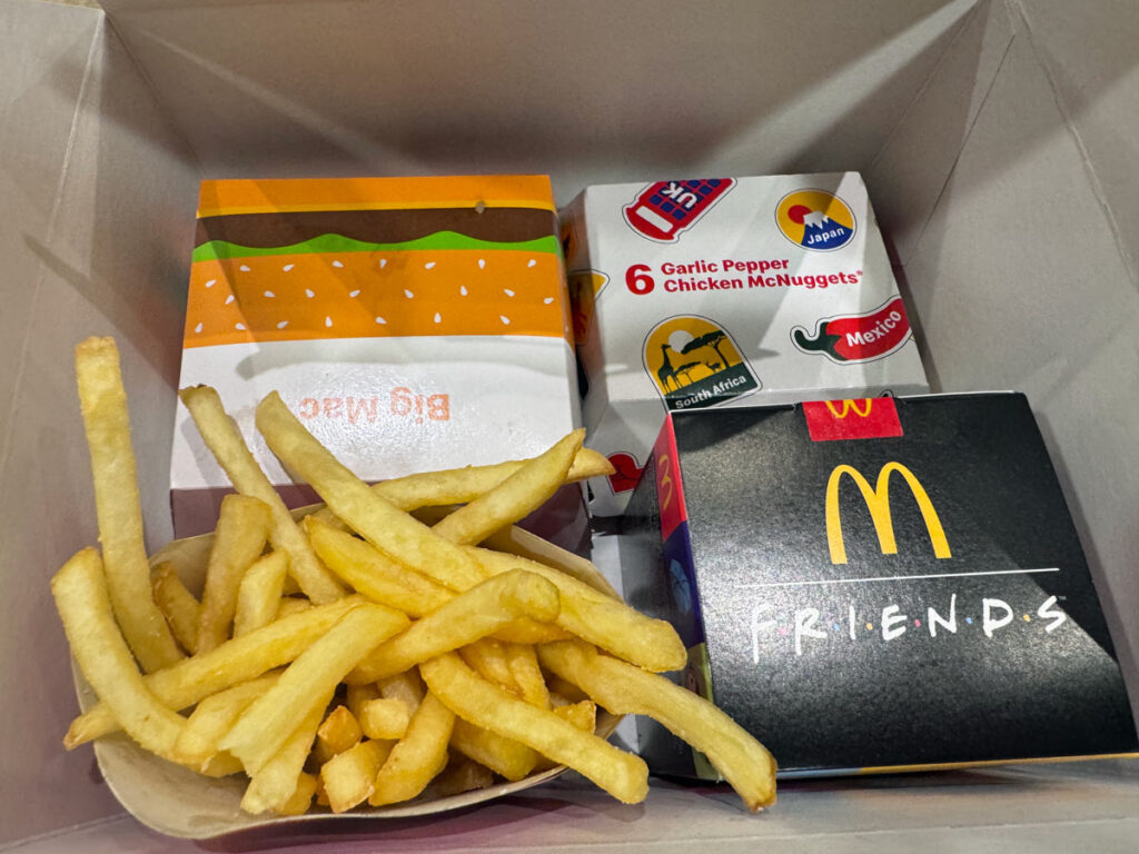 Der Inhalt des FRIENDS Menüs: Ein BigMac, eine Pommes, Chicken Nuggets und die FRIENDS-Sammelfigur