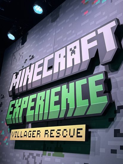 Der Schriftzug "Minecraft Experience Villager Rescue" an einer Wand